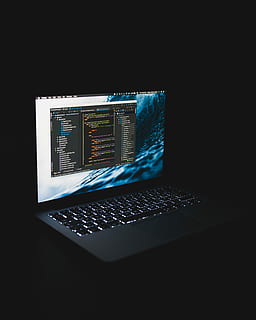 ordinateur portable, tour, ordinateur portable noir, ordinateur, écran, fond noir, foncé, lueur, lumière, code, la programmation, macbook, dev, développeur, Bureau, bleu, délavé, programmeur, Pomme, Macbook Pro, portable, minimaliste, simpliste, La technologie, à l'intérieur, personne, la communication, prise de vue en studio, lien, équipement informatique, Technologie sans fil, Les données, fermer, l'Internet, illuminé, espace de copie, partie informatique, Sécurité, moderne, équipement électrique, 4K, CC0, domaine public, libre de droits