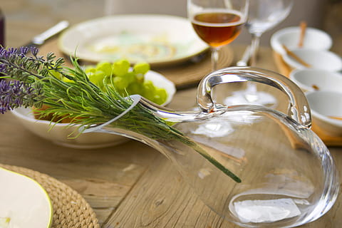 lavanda, fiori, chiaro, brocca di vetro, Marrone, di legno, tavolo, stoviglie, invitare, cibo, macro, sfondi, sfondo, nessuno, bellissimo, celebrazione, fotografia, mobilia, decorazione, colore, foto di cibo, arredamento, design, foto del prodotto, nutrizione, orizzontale, immagine a colori, souvenir, casa, stile, bevanda, foto, Buongiorno, mattina, cucina, cibo e bevande, mangiare sano, benessere, bicchiere, verdura, freschezza, in casa, olio, bicchiere di vino, bere, erba, attrezzature domestiche, vino, vetro - materiale, rinfresco, legno - materiale, olio d'oliva, cibo mediterraneo, 5K, CC0, dominio pubblico, privo di copyright