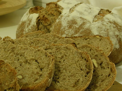 Brotlaib, geschnitten, Roggen, Sauerteig, Brot, Laib, hausgemacht, frisch, weich, Handwerker, gesund, gebacken, Backwaren, Lebensmittel, Korn, Mehl, Ernährung, Kruste, köstlich, lecker, keine Leute, Nahansicht, drinnen, Tag, Essen und Trinken, Frische, Stillleben, fertig für den Verzehr, Fokus auf den Vordergrund, Wohlbefinden, gesundes Essen, Genuss, mittlere Gruppe von Objekten, Geschäft, Haufen, High Angle View, Snack, Versuchung, 2K, CC0, gemeinfrei, lizenzfrei