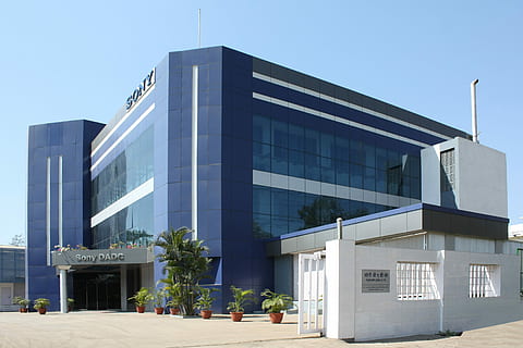 edifici, estructura, dia, cel, arquitectura, construcció, disseny, negocis, casa, urbà, propietat, real, indústria, oficina, exterior, modern, projecte, arquitecte, desenvolupament, paisatge urbà, enginyeria, ciutat, exterior de l'edifici, entrada, estructura construïda, façana, cel clar, naturalesa, planta, vidre - material, exterior d’edifici d’oficines, cap gent, a l'aire lliure, arbre, finestra, 4K, CC0, domini públic, lliure de regalies
