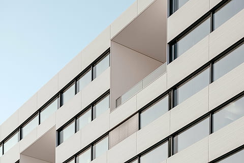 hvid, bygning, glas vindue, arkitektur, infrastruktur, etablering, virksomhedernes, kontor, blå, himmel, moderne, vindue, bygget struktur, bygning udvendig, lejlighed, facade, balkon, byggebranchen, urban scene, udendørs, design, mønster, glas - materiale, kontorbygning udvendig, lav vinkel visning, skyfri himmel, by, ingen mennesker, dag, natur, hvid farve, form, vinkel, skyskraber, bygning funktion, 5K, CC0, offentligt domæne, royaltyfrie