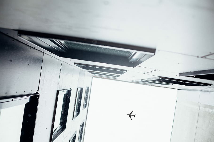 fly, beton, bygning, orm-øje, se fotografering, sort og hvid, vindue, Sky, regn, by-, norge, oslo, flyve, arkitektur, kigger op, kig op, flyvningen, flyvende, luftfartøj, transportmidler, transportform, ingen mennesker, dyr, dyre temaer, rejse, kommerciel flyvemaskine, lav vinkel visning, Midt i luften, luftfartsindustrien, fugl, et dyr, himmel, bevægelse, udendørs, dyrefløj, direkte under, 5K