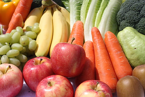 assortert-frukt-og-grønnsaker, frukt, grønnsak, eple, spise sunt, mat og Drikke, mat, friskhet, velvære, gulrot, rotgrønnsaker, variasjon, stor gruppe gjenstander, valg, eple - frukt, multi farget, ingen folk, rå mat, organisk, grønn farge, rød, nærbilde, moden, vegetarisk mat, 5K, CC0, offentlig domene, opphavsrett gratis