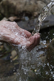 persona limpiando las manos, agua, cuerpo, limpiar, claro, bebida, soltar, ecología, ambiente, otoño, mano, salud, natural, puro, pureza, refrescar, refrescante, refresco, chapoteo, salpicaduras, Lavado, mano humana, movimiento, de cerca, centrarse en primer plano, parte del cuerpo humano, gente real, una persona, agua que fluye, naturaleza, persona irreconocible, al aire libre, día, fluido, torrencial, que cae, agua corriendo, dedo, 5K, CC0, dominio público, libre de derechos