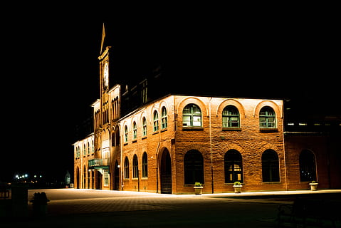 braun, Backsteinbau, Beleuchtung, Nachtzeit, gewölbtes Fenster, die Architektur, Ziegel, Gebäude, dunkel, Abend, beleuchtet, Wahrzeichen, Nacht-, draußen, Turm, Fenster, Gebäudehülle, gebaute Struktur, Stadt, Straße, Bogen, kopieren sie platz, keine Leute, Himmel, Strassenlicht, Geschichte, Natur, Lichtanlage, die Vergangenheit, Reiseziele, Fassade, 5K, CC0, gemeinfrei, lizenzfrei