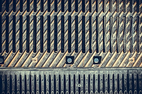 fără titlu, model, linii, grătar, oraș, stradă, metal, cadru complet, fundaluri, nici o persoana, texturată, zi, vedere în unghi mare, repetiţie, a închide, lumina soarelui, consecutiv, în aer liber, ruginit, deteriorat, unul langa altul, vechi, in dungi, grup mare de obiecte, detaliu, 5K, CC0, domeniu public, fără drepturi de autor