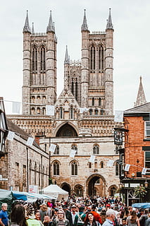 foto, Marrone, dipinto, castello, architettura, persone, Chiesa, Europa, posto famoso, Cattedrale, all'aperto, turista, scena urbana, storia, struttura costruita, stile gotico, esterno dell'edificio, grande gruppo di persone, destinazioni di viaggio, turismo, uomini, folla, gruppo di persone, persone reali, luogo di culto, costruzione, credenza, città, donne, religione, il passato, spiritualità, 5K, CC0, dominio pubblico, privo di copyright