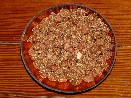 fruits secs, cacauets, shell, knabberzeug, ametlles, cremats, dolçor, mossegada, deliciós, menjar i beguda, menjar, frescor, natura morta, a l'interior, taula, material de fusta, cap gent, directament a sobre, marró, vista d’angle alt, primer pla, llest per menjar, alimentació saludable, benestar, menjar dolç, bol, dolç, carn, indulgència, temptació, esmorzar, 2K, CC0, domini públic, lliure de regalies