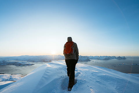 adam, yürüme, kar, gündüz, ayakta, beyaz, alınmış, backpacking, sırt çantası, kış, Tırmanmak, soğuk hava, dikiz, gökyüzü, doğa, bir kişi, açık hava, tam uzunluk, manzaralar - doğa, dondurulmuş, yaşam, gün, boş zaman etkinliği, sıcak tutan kıyafetler, peyzaj, mavi, buz, açık havada, 2K, CC0, kamu malı, telif ücretsiz