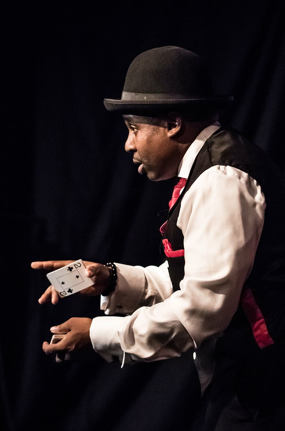 home, celebració, jugant, targeta, mag, cara, rendiment, màgia, retrat, acció, gent, comèdia, còmic, espectacle, entreteniment, intèrpret, afroamericà, truc de targeta, jamahl keyes, Indianapolis, màgia indy mensual, homes, una persona, mascles, home jove, a l'interior, cultura i entreteniment artístic, roba, vista lateral, tres quarts de longitud, persones reals, adult jove, ben vestit, cintura cap amunt, mig adult, activitat d'oci, estils de vida, fons negre, vista del perfil, 4K