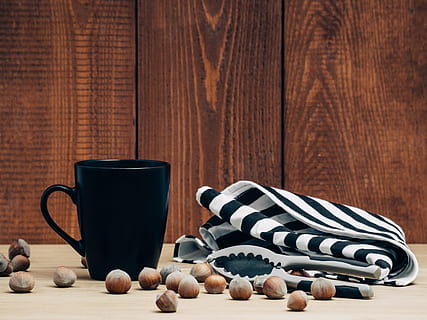 nero, ceramica, boccale, bianca, tessile, cono, noccioline, tavolo, bevanda, tazza, bere, cioccolato, tè, di legno, caffè, bar, colorato, legno - materiale, caffè - bevanda, Marrone, cibo, girato in studio, in casa, nessuno, grande gruppo di oggetti, avvicinamento, natura morta, cibo e bevande, a strisce, benessere, freschezza, tazza di caffè, uno stile di vita sano, ingrediente, mangiare sano, venatura del legno, 4K, CC0, dominio pubblico, privo di copyright