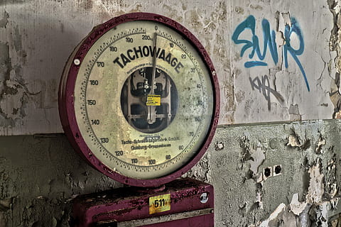 grå, lilla, trykk måler, horisontal, speedometer skala, veie, gammel, veie ut, gammel skala, vekt, kg, måle, metall, styre, vektkontroll, kryss av, overvåkning, kilo, tapte steder, pforphoto, flak, permisjon, fabrikk, forlatt, skrantende, fabrikkbygning, kommunikasjon, tekst, ingen folk, nærbilde, Nummer, måler, vestlig skript, skilt, meter - måleinstrument, veggbyggingsfunksjon, måleinstrument, foreldet, termometer, drivstoff og kraftproduksjon, løp ned, dag, skadet, forverring, 4K, CC0, offentlig domene, opphavsrett gratis