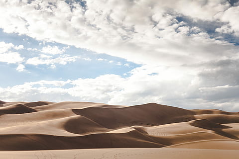 krajinářské fotografie, poušť, zataženo, nebe, písečná duna, duna, mrak, písek, písčité, vyprahlá, kopec, sandscape, krajina, venkovní, mimo, sandprint, stopa, mrak - nebe, scenics - příroda, krása v přírodě, klid, životní prostředí, přistát, suché podnebí, klimatu, klidné scény, mimoměstské scény, Příroda, slunečního světla, den, dálkový, nikdo, 4K, CC0, veřejná doména, bez autorských práv