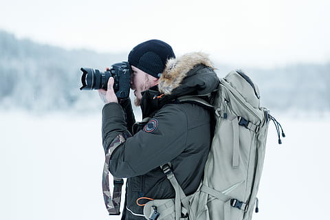 hombre, en pie, campo de nieve, tomando, foto, negro, sudadera con capucha parka, utilizando, teléfono inteligente, fotógrafo, mochila, cámara, retrato, invierno, ropa de abrigo, ropa, sombrero, temperatura fría, adulto, nieve, actividad de ocio, excursionismo, actividad, aventuras, sombrero tejido, montaña, amistad, dos personas, temas de fotografia, hombres, naturaleza, al aire libre, 5K, CC0, dominio público, libre de derechos