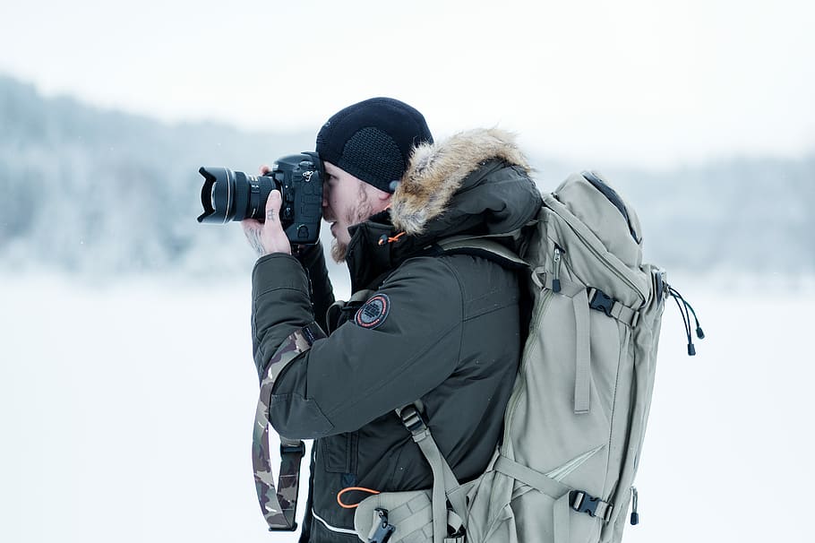 hombre, en pie, campo de nieve, tomando, foto, negro, sudadera con capucha parka, utilizando, teléfono inteligente, fotógrafo, mochila, cámara, retrato, invierno, ropa de abrigo, ropa, sombrero, temperatura fría, adulto, nieve, actividad de ocio, excursionismo, actividad, aventuras, sombrero tejido, montaña, amistad, dos personas, temas de fotografia, hombres, naturaleza, al aire libre, 5K