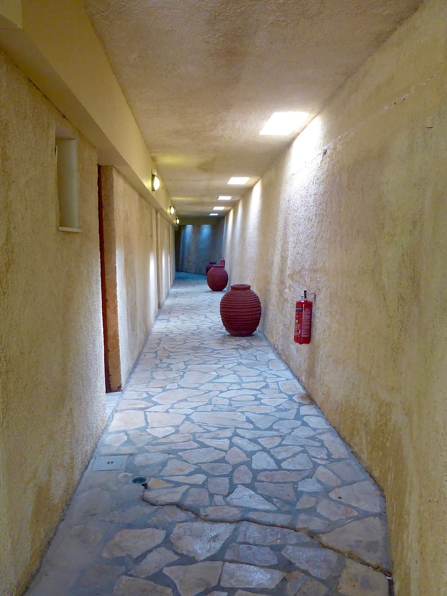 interior, passadís, buit, marró, edifici, blau, rajoles, vasa, extintor, arquitectura, el camí a seguir, estructura construïda, direcció, arcade, perspectiva decreixent, una persona, a l'interior, vista del darrere, persones reals, funció de construcció de parets, il·luminat, equips d’il·luminació, estils de vida, dia, adult, sòls, sostre, sòl de rajoles, 4K