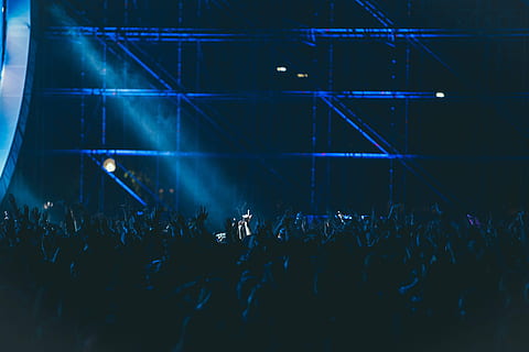 gruppe, mennesker, hævning, hænder, inde, bygning, person indsamling, koncert, lys, nat, menneskemængde, publikum, blå, scene - ydeevne plads, musik, populær musik koncert, natklub, natteliv, baggrunde, underholdning, begivenhed, belyst, ydeevne, musik Festival, lyd, abstrakt, fest - social begivenhed, stor gruppe mennesker, kunstkultur og underholdning, gruppe af mennesker, nydelse, scene, festival, rigtige mennesker, scene lys, spænding, positive følelser, menneskelige arm, arme hævet, tilskuer, rockmusik, 2K, CC0, offentligt domæne, royaltyfrie