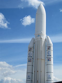 blanc, coet d’exterior, blau, cel, ariane, coet, espai, esa, ariane, coet, tot, exploració espacial, núvol - cel, dia, maquinària, transport, naturalesa, arquitectura, exterior de l'edifici, cap gent, estructura construïda, a l'aire lliure, vista d’angle baix, vehicle aeri, torre, alta - alta, aigua, viatjar, llum solar, manera de transport, edifici, 4K, CC0, domini públic, lliure de regalies