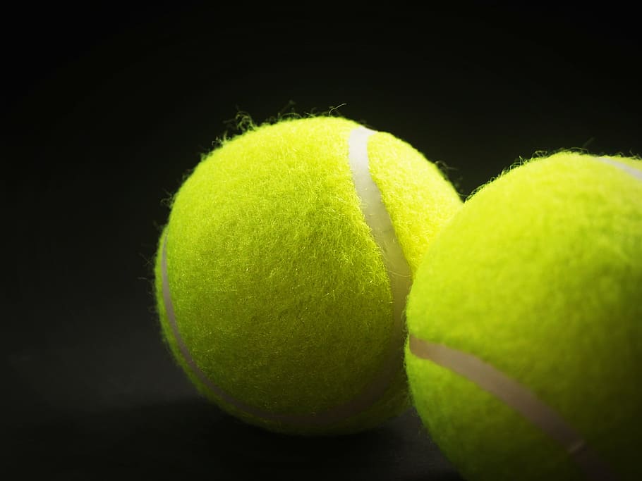 to tennisbolde, bold, ketcher, hvid, gul, baggrund, tæt på, isolerede, fritid, behåret, udsigt, rekreative, tennis, skud, lyse, kurve, tenis, konkurrencedygtig, cirkel, udstyr, objekt, sfære, rund, konkurrence, enkelt, spil, sport, tennisbold, studio skud, sort baggrund, grøn farve, ingen mennesker, gruppe af objekter, indendørs, to objekter, skåret ud, tre objekter, stilleben, enkelt objekt, farvet baggrund, 2K