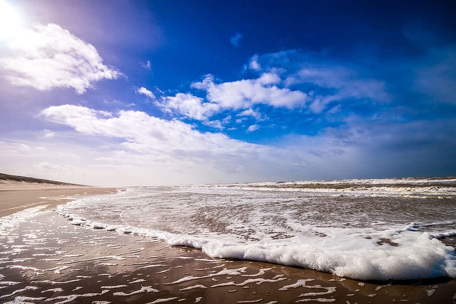 onde della bici, mare, offuscato, blu, cielo, giorno, spiaggia, nuvole, oceano, sabbia, paesaggio marino, riva del mare, acqua, onde, nuvola - cielo, terra, bellezza nella natura, scenics - natura, natura, sport, sport acquatico, movimento, scena tranquilla, la tranquillità, nessuno, idilliaco, orizzonte, all'aperto, orizzonte sull'acqua, 5K