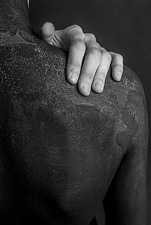 om, rustic, uman, mâini, corp, persoană, oameni, anatomie, masculin, adult, piele, tineri, mână, partea corpului uman, umană, parte a corpului, în interior, a închide, bărbați, oameni adevărați, stiluri de viață, studio shot, midsection, pielea umană, deget, masculi, degetul uman, lipirea, Fundal negru, membrul uman, 4K, CC0, domeniu public, fără drepturi de autor