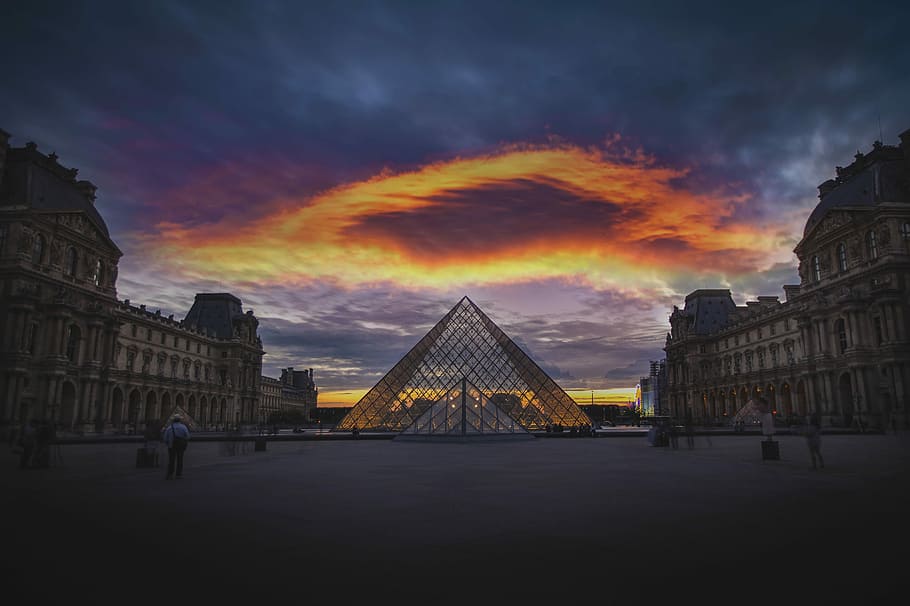 museo di feritoie, Francia, calcestruzzo, edifici, grigio, arancia, cielo, notte, triangolo, piramide, tramonto, buio, architettura, installazione, costruzione, pietra, monumento, struttura costruita, esterno dell'edificio, colore arancione, natura, destinazioni di viaggio, nuvola - cielo, persone accessorie, città, uomini, turismo, il passato, storia, persone, persone reali, stili di vita, all'aperto, 4K