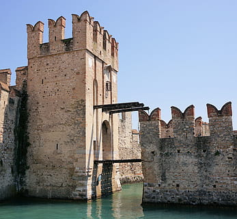 beton, struktur, vand, vindebro, input, mål, slot, slot slot, ridderens slot, væg, fæstning, Italien, Sirmione, garda, historisk bygning, middelhavet, historisk, bygning, gammel, arkitektur, steder af interesse, bygget struktur, himmel, historie, fortiden, bygning udvendig, skyfri himmel, fort, natur, dag, havnefronten, ingen mennesker, rejsemål, turisme, befæstede væg, rejse, udendørs, gamle civilisation, ødelagt, 4K, CC0, offentligt domæne, royaltyfrie