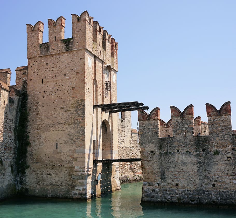 beton, struktur, vand, vindebro, input, mål, slot, slot slot, ridderens slot, væg, fæstning, Italien, Sirmione, garda, historisk bygning, middelhavet, historisk, bygning, gammel, arkitektur, steder af interesse, bygget struktur, himmel, historie, fortiden, bygning udvendig, skyfri himmel, fort, natur, dag, havnefronten, ingen mennesker, rejsemål, turisme, befæstede væg, rejse, udendørs, gamle civilisation, ødelagt, 4K