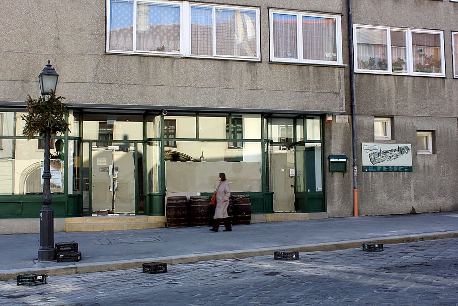 ventana, ciudad, fachada, arquitectura, punto de referencia, edificio, diseño arquitectónico, estructura, diseño, construcción, arquitectónico, exterior, Ingenieria, una persona, un solo hombre, exterior del edificio, Sólo para adultos, longitud total, día, estructura construida, gente real, calle, hombres, al aire libre, acera, sendero, estilos de vida, ocupación, adulto, sentado, 2K