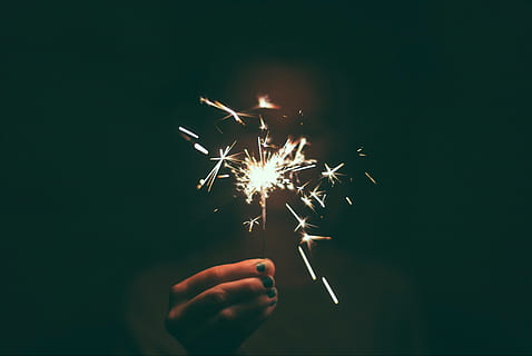 pessoa, segurando, iluminado, estrelinha, pessoa segurando sparkler, bombinha, sala escura, mão, fogo de artifício, leve, celebração, fogo de artifício - homem feito objeto, faíscas, fogo - fenômeno natural, Natal, mão humana, ardente, brilhante, chama, brilhando, queima de fogos, noite, Véspera de Ano Novo, parte do corpo humano, uma pessoa, pessoas reais, movimento, atividade de lazer, Exposição longa, cultura artística e entretenimento, pessoa irreconhecível, movimento borrado, parte do corpo, dedo, 2K, CC0, domínio público, royalty free