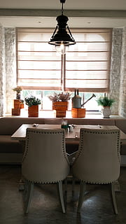 restaurant, interiør, vindu, dressing, vindu, dressing, vindusblind, innendørs, hjem interiør, hjemme utstillingsvindu interiør, ingen folk, hjemlige rom, stol, belysningsutstyr, bord, sete, møbler, fravær, hjem, dag, sofa, potteplante, elektrisk lampe, gulv, anheng lys, tak, luksus, 4K, CC0, offentlig domene, opphavsrett gratis
