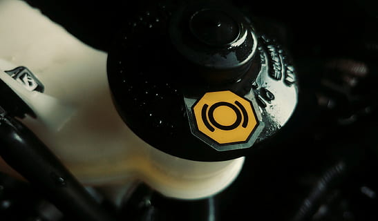 Automobil, Motor, Ingenieurwesen, Gerät, Technologie, Maschine, Nahansicht, Fokus auf den Vordergrund, keine Leute, Nummer, Gelb, Motorrad, Transport, drinnen, Transportmittel, High Angle View, Text, gestalten, Kommunikation, Fahrrad, direkt darüber, Druckknopf, Geometrische Figur, selektiver Fokus, 2K, CC0, gemeinfrei, lizenzfrei