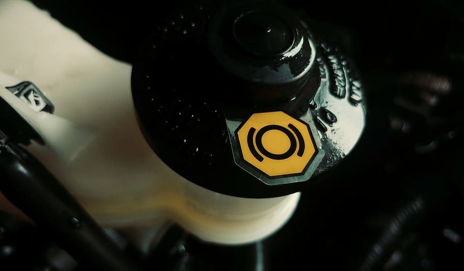 Automobil, Motor, Ingenieurwesen, Gerät, Technologie, Maschine, Nahansicht, Fokus auf den Vordergrund, keine Leute, Nummer, Gelb, Motorrad, Transport, drinnen, Transportmittel, High Angle View, Text, gestalten, Kommunikation, Fahrrad, direkt darüber, Druckknopf, Geometrische Figur, selektiver Fokus, 2K