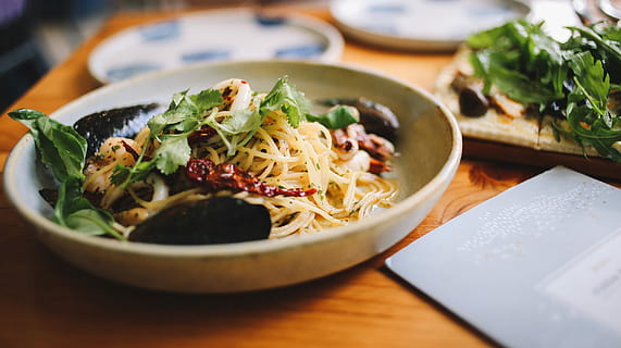 Gelb, Nudelnudeln, Grün, Gemüse, Pasta, Nudel, grünes Gemüse, Lebensmittel, Mahlzeit, Gourmet, Abendessen, Teller, Geschirr, Mittagessen, Frische, gesundes Essen, Nudeln, würzen, Restaurant, Essen und Trinken, drinnen, italienisches Essen, Schüssel, Wohlbefinden, fertig für den Verzehr, Tabelle, selektiver Fokus, keine Leute, Nahansicht, Stillleben, Serviergröße, asiatisches Essen, Garnierung, japanisches Essen, vegetarisches Essen, 1080P, CC0, gemeinfrei, lizenzfrei