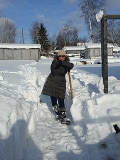 forår, opladning, arbejde, vinter, kold temperatur, sne, en person, rigtige mennesker, varme tøj, tøj, fritidsaktivitet, livsstil, fuld længde, natur, træ, hvid farve, dækker, dag, Mark, plante, jord, udendørs, ekstremt vejr, snedækket bjerg, 4K, CC0, offentligt domæne, royaltyfrie