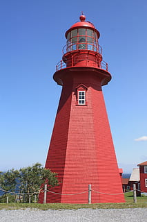Leuchtturm, Gebäude, rot, Turm, Sehenswürdigkeiten, Himmel, die Architektur, Gebäudehülle, gebaute Struktur, Sicherheit, Natur, klarer Himmel, Schutz, Tag, Beratung, Flachwinkelansicht, keine Leute, Richtung, Pflanze, draußen, 4K, CC0, gemeinfrei, lizenzfrei