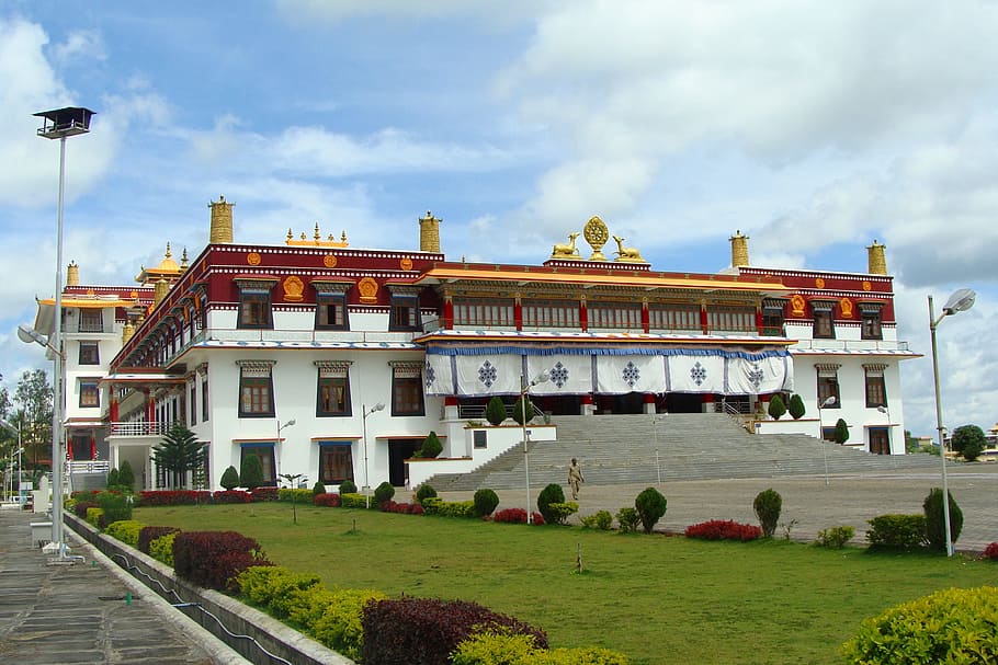 monestir, edifici, arquitectura, drepung gomang, religiós, famós, budista, religió, cultura, budisme, tibetà, assentament, mundgod, karnataka, Índia, cel, exterior de l'edifici, estructura construïda, núvol - cel, naturalesa, planta, herba, dia, ciutat, destinacions de viatge, a l'aire lliure, gespa, cap gent, viatjar, arbre, barri residencial, sendera, columna arquitectònica, 2K
