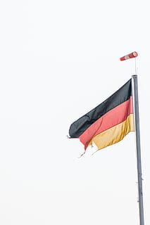bandiera, Germania, nero, rosso, oro, soffio, nero, rosso, oro, vento, svolazzare, giallo, nazionalità, terra, Inquadratura dal basso, patriottismo, nessuno, giorno, copia spazio, cielo, cielo sereno, polo, ambiente, natura, agitando, a strisce, all'aperto, icona nazionale, 2K, CC0, dominio pubblico, privo di copyright