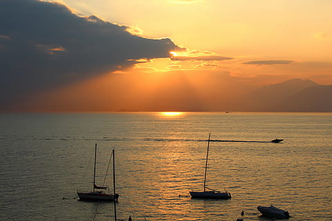 Garda, Sonnenuntergang, Wolken, Sonne, Segelboote, Motorboot, abendstimmung, Wasser, Stimmung, Romantik, Spiegeln, See, Dämmerung, lichtspiel, Himmel, Meer, Natur, Wasserfahrzeug, Sommer-, Sonnenlicht, draußen, Urlaube, Szenen - Natur, Transport, Schönheit in der Natur, ruhige Szene, Ruhe, Transportmittel, Horizont, idyllisch, Horizont über Wasser, wolke - himmel, orange Farbe, keine Leute, Segelboot, Fischerboot, 5K, CC0, gemeinfrei, lizenzfrei
