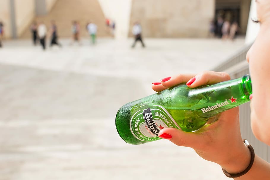 ampolla de cervesa Heineken, heineken beer, ampolla de cervesa, cervesa, beure, mans, heineken, fora, gent, ampolla, a l'aire lliure, mà humana, celebració, adult, només adults, menjar i beguda, part del cos humà, centrar-se en primer pla, una persona, mà, color verd, Finances, dia, persones reals, persones incidentals, dones, ciutat, esport, primer pla, moneda, estils de vida, extremitat humana, 5K