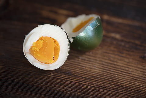 selektiv, fokus fotografering, skivet, kokt, egg, brun, tre, flate, høne egg, påskeegg, delt i to, dele, halv egg, eggeplomme, påske, Lukk, mat og Drikke, mat, friskhet, spise sunt, innendørs, velvære, bord, frukt, tre - materiale, ingen folk, stilleben, søt mat, nærbilde, søt, dessert, fokusere på forgrunnen, høy vinkel visning, klar til å spise, melkeprodukt, japansk mat, fristelse, 1080P, CC0, offentlig domene, opphavsrett gratis