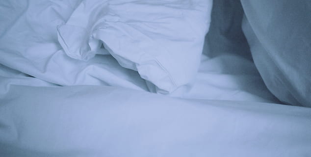 cama, hojas, cubre, habitación, lino, hoja, mueble, textil, almohada, adentro, nadie, cuarto doméstico, estropeado, el color blanco, fotograma completo, azul, manta, de cerca, antecedentes, emoción, foto de estudio, edredón, 2K, CC0, dominio público, libre de derechos
