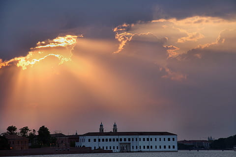 auringonlasku, taivas, vedet, aurinko, Venetsia, hämärä, pankki, arkkitehtuuri, rakennuksen ulkoa, pilvi - taivas, rakennettu rakenne, kaupunki, rakennus, luonto, ei ihmisiä, kaupunkikuvan, myrsky, ympäristö, ulkona, dramaattinen taivas, kauneus luonnossa, asuinalueella, kaupunkielämä, voimaa luonnossa, saastuminen, ilmansaaste, 4K, CC0, public domain, rojaltivapaa
