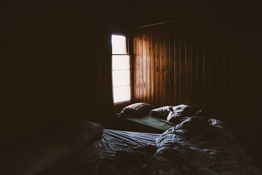pàl·lid, llum, abocament, cabina, petit, finestra, s'il·lumina, dos, llits desmuntats, buit, llit, llançar, coixins, llençols, dormitori, cap gent, a l'interior, interior de casa, nit, hotel, habitació domèstica, fosc, abandonat, dia, mobles, absència, desordenat, relaxació, casa, arquitectura, tèxtil, arrugat, edifici, full, nòrdic, 1080P