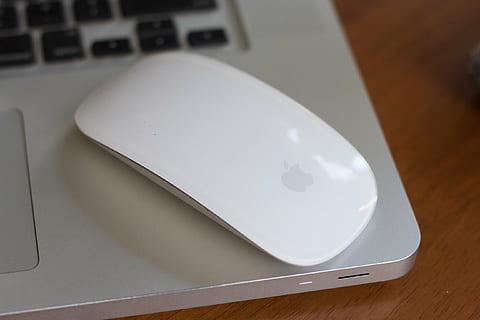 fotografie, măr mouse magic, top, laptop, șoarece, măr, mouse-ul magic, tehnologie, Mac, macbook, MacBook Pro, calculator, Internet, tastatura, comunicare, echipamente de calcul, tehnologia fără fir, conexiune, masa, în interior, a închide, tastatură, nici o persoana, mouse-ul computerului, vedere în unghi mare, birou, Afaceri, să se concentreze asupra primelor elemente, computere, cheia computerului, argintiu colorat, 2K, CC0, domeniu public, fără drepturi de autor