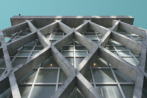 wormeye, fotografie červího seye zobrazení, budova, fotografování s nízkým úhlem, šedá, beton, struktura, geometrický, vzor, venkovní, moderní, architektura, stavba, nízký úhel pohledu, nikdo, exteriér budovy, den, nebe, tvar, dřevo - materiál, kov, Příroda, venku, střecha, geometrický tvar, design, osvětlovací zařízení, tvaru trojúhelníku, čisté nebe, strop, střešní nosník, 2K, CC0, veřejná doména, bez autorských práv