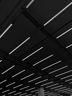 weißer Deckenrahmen, Weiß, LED, Beleuchtung, Decke, Licht, Muster, sich wiederholend, dunkel, minimal, die Architektur, Flachwinkelansicht, gebaute Struktur, keine Leute, drinnen, beleuchtet, Gebäude, Metall, Lichtanlage, Tag, fluoreszierendes Licht, Dach, architektonisches Merkmal, Sonnenlicht, Wiederholung, Dachbalken, stehlen, 4K, CC0, gemeinfrei, lizenzfrei