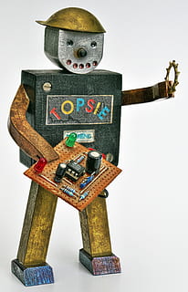 robot, stykket, elektroteknikk, anleggsteknikk, fabrikkprodusenter, borde, elektronikk, kretskort, chip, komponenter, mobil, trening, håndarbeid, metall leker, studio skudd, hvit bakgrunn, innendørs, menneskelig representasjon, tekst, tre - materiale, kreativitet, representasjon, ingen folk, leketøy, mannlig likhet, vestlig skript, kommunikasjon, kunst og Håndverk, stilleben, moro, fantasi, humor, 4K, CC0, offentlig domene, opphavsrett gratis