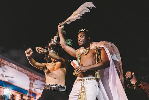 homem, vestindo, branco, capa, dançando, pessoas, homens, culturas, Artes e Entretenimento, evento de artes cênicas, dançarino, desempenho, imagem colorida, noite, homens jovens, adulto jovem, adulto, apenas adultos, parte do corpo humano, grupo de pessoas, pessoas reais, cultura artística e entretenimento, união, atividade de lazer, mulheres, Diversão, evento, sem camisa, estilos de vida, celebração, comprimento de três quartos, mulheres jovens, braço humano, vida noturna, palco, braços levantados, 2K, CC0, domínio público, royalty free