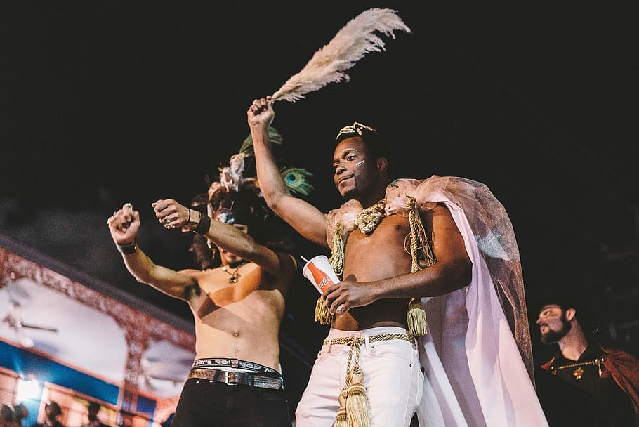 mand, iført, hvid, kappe, dans, mennesker, herrer, kulturer, kunst og underholdning, scenekunst begivenhed, danser, ydeevne, farvebillede, nat, unge mænd, ung voksen, voksen, kun voksne, menneskelig kropsdel, gruppe af mennesker, rigtige mennesker, kunstkultur og underholdning, samvær, fritidsaktivitet, Kvinder, sjovt, begivenhed, bar overkrop, livsstil, fest, tre kvart længde, unge kvinder, menneskelige arm, natteliv, scene, arme hævet, 2K